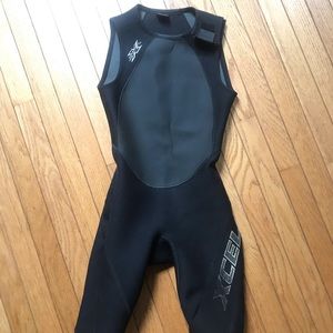 Women’s short sleeve and knee length wetsuit